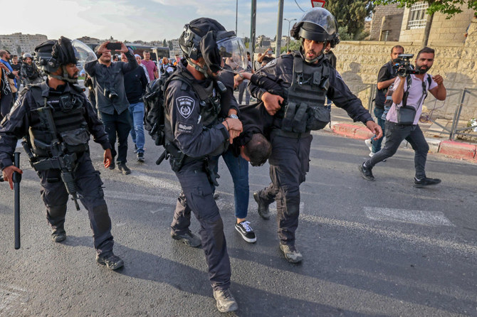 2022年5月11日、東エルサレムにて、アルジャジーラ記者のシリーン・アブアクラ氏の死を非難する抗議行動中に、イスラエル治安部隊がパレスチナ人を拘束している。（アーメド・ガラビリ/AFP）