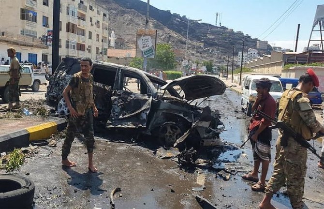 アデンの爆発現場で車両の残骸を調査する保安員。(AFP)