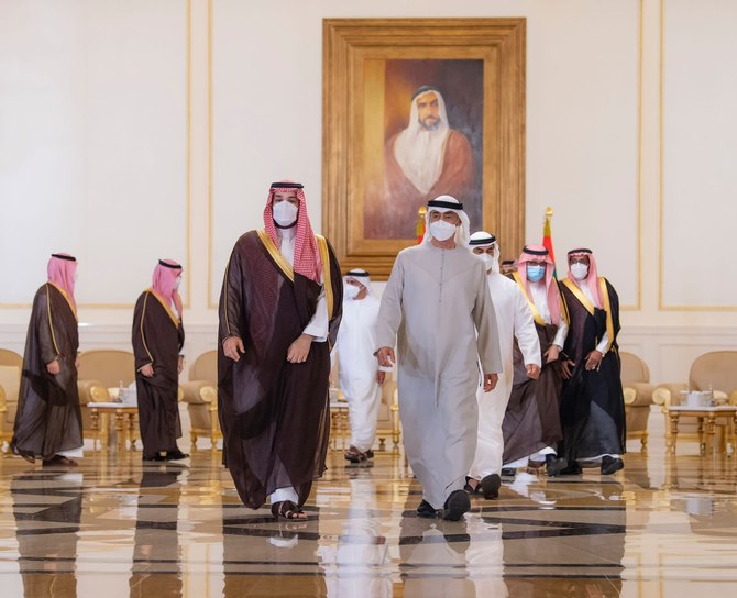 16日、UAEのシェイク・ムハンマド・ビン・ザーイド・アール・ナヒヤーン大統領に迎えられるサウジアラビアのムハンマド・ビン・サルマン皇太子。(SPA)