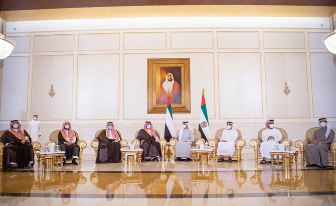 16日、UAEのシェイク・ムハンマド・ビン・ザーイド・アール・ナヒヤーン大統領に迎えられるサウジアラビアのムハンマド・ビン・サルマン皇太子。（SPA）