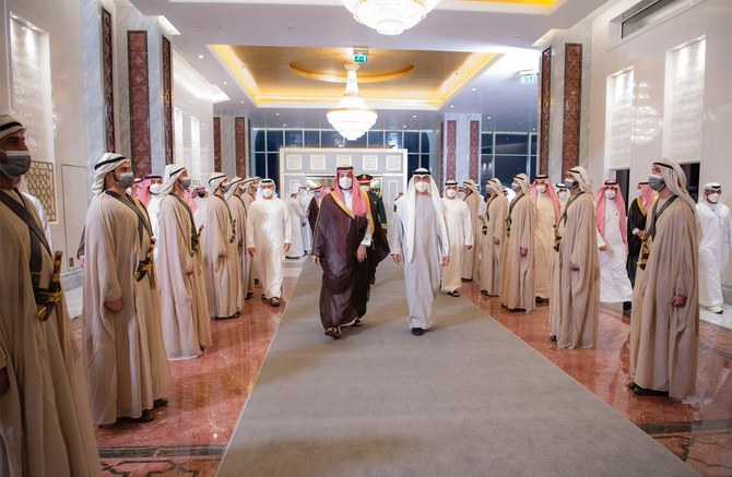 16日、UAEのシェイク・ムハンマド・ビン・ザーイド・アール・ナヒヤーン大統領に迎えられるサウジアラビアのムハンマド・ビン・サルマン皇太子。（SPA）