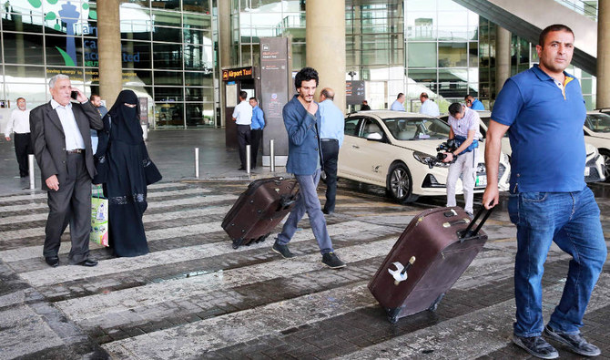 ヨルダンの首都に到着後、クィーン・アリア国際空港を後にするイエメンの乗客たち。2022年5月16日、アンマン。（AFP）