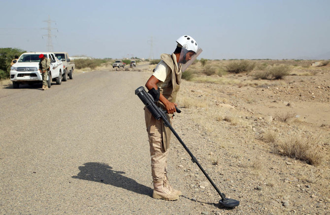 ホデイダ県ヘイズ村のアル・ジャウバ前線付近で地雷を探す、イエメン親政府勢力のメンバー。（AFP）