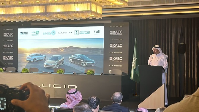 ルーシッド・モーターズ社の生産施設設立の契約締結式でスピーチを行うサウジアラビアのハーリド・アル・ファーリハ投資大臣。AN写真