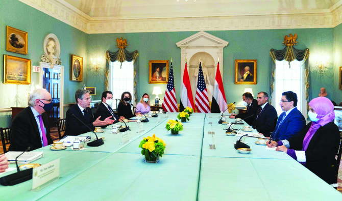 ワシントンD. C.で会談するアントニー・ブリンケン米国務長官（左から2人目）とイエメンのアフマド・アワド・ビン・ムバーラク外務大臣（右から2人目）。（AFP）