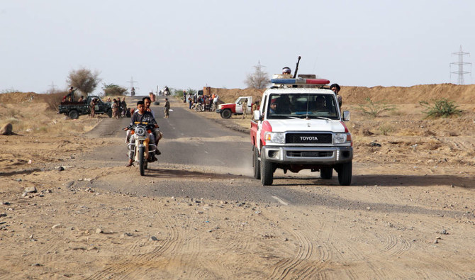 イエメンの親政府勢力が、前線であるヘイズ地区とアル・ジャラヒ地区を結ぶ道路上で展開している（2022年4月28日撮影）。（AFP）
