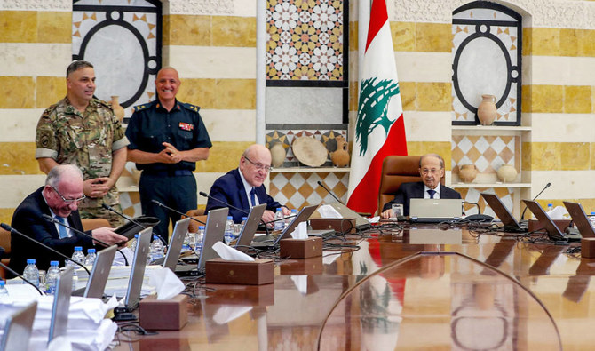 2022年5月20日、首都ベイルートの政府宮殿で閣議を行うレバノンのミシェル・アウン大統領（右）とナジーブ・ミカティ首相（中央）。（AFP）