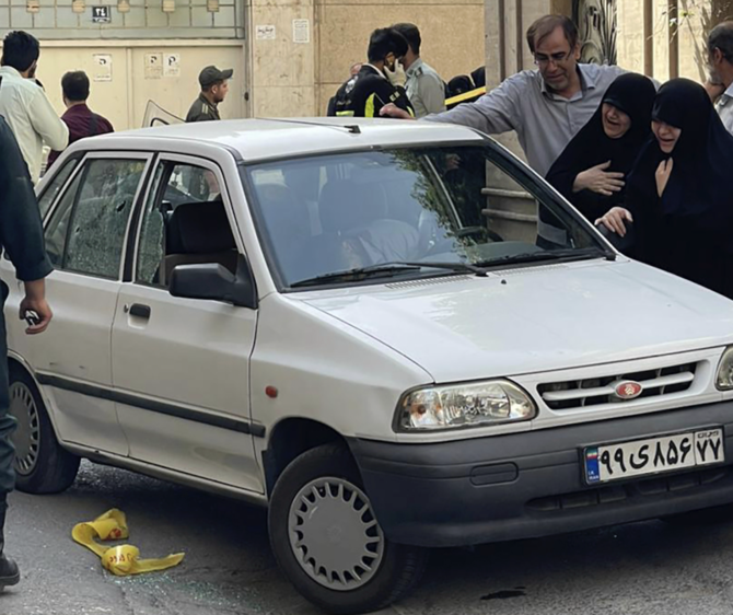 2022年5月22日(日)、イランのテヘランで、2人組に銃撃されたハッサン・サイアド・ホダイ大佐の遺族が、車の中の同氏の遺体に涙している。(AP)