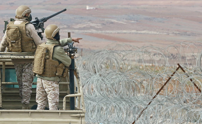 麻薬取引を防ぐためシリアとの国境沿いを警備するヨルダン兵（2022年2月17日撮影）。（AFP）