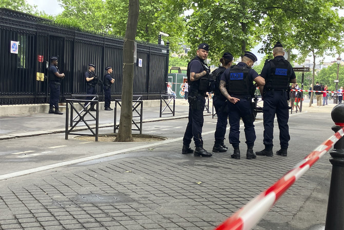 2022年5月23日、パリのカタール大使館で警備員が殺害されたことを受け、同大使館の入り口の警備にあたる警察官たち。(AP)
