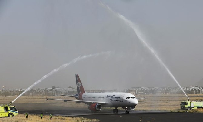 イエメン航空機が、約6年ぶりの商用便として、サヌア空港でウォーターサルートで迎えられている（2022年5月16日、イエメン・サヌア）。（ロイター）