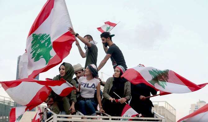 首都ベイルートのダウンタウン地区で、レバノン人の若者で構成されたデモ隊が国旗を振る。新しい世代の中には、政治に進歩的なアプローチを求めている者もいる。(AFP/ファイル)