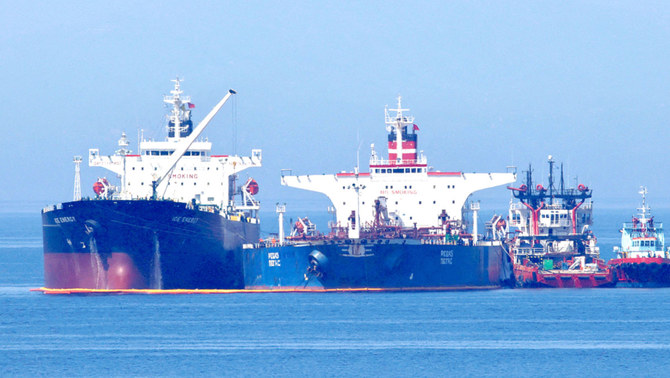 26日、ギリシャのカリストスの沿岸でイラン船籍のオイルタンカー、ラナからの原油を輸送するリベリア船籍のオイルタンカー、アイス・エナジー。（ロイター通信）