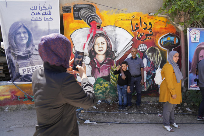 ヨルダン川西岸の都市ジェニンで、パレスチナ系アメリカ人のベテラン記者シリーン・アブアクラさんが射殺された場所を訪れるパレスチナの人々。 (AP)