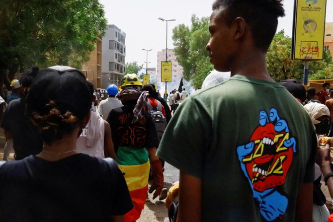先週ハルツームで開かれた、スーダンの軍部指導者らに反対する集会で、デモ参加者が行進している。（ロイター）