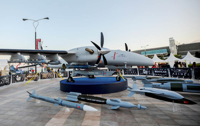2022年5月27日、アゼルバイジャンのバクーで開催されたテクノフェスト航空宇宙技術フェスティバルで展示されたバイラクタルアクンチュ（Bayraktar Akinci）無人戦闘航空機。（ロイター）