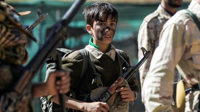 大臣は、フーシ派民兵は、いわゆる「サマー（教育）キャンプ」に参加する時に子どもたちを勧誘し、戦場に展開していると語った。（資料写真：AFP通信）
