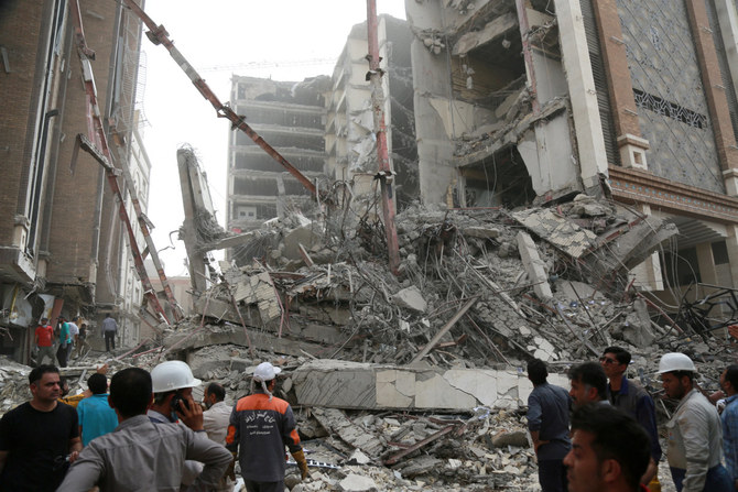 救援隊がビルの倒壊現場で作業に当たっている。イラン・アーバーダーン市。2022年5月23日。（West Asia News Agency提供・ロイター）