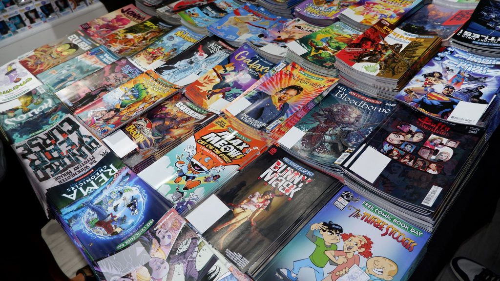 今年のFCBDでは日本のコミックを含む以下のような46以上の作品が無料で配布されている。『怪獣8号』『サカモトデイズ』『ポケモンジャーニー』『ポケモンアドベンチャー:XY』『ワンダンス』および『Black Guard』のサンプル、『ストリートファイター:ブランカ』『ソニック・ザ・ヘッジホッグBloodborne』