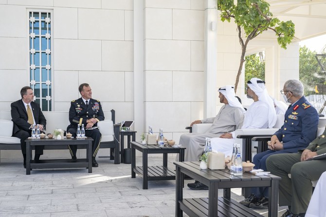 アラブ首長国連邦のシェイク・ムハンマド・ビン・ザーイド皇太子が、中東に駐留するアメリカ中央軍の司令官であるマイケル・E・クリラ将軍と会談。