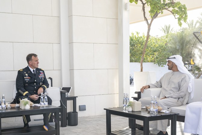 アラブ首長国連邦のシェイク・ムハンマド・ビン・ザーイド皇太子が、中東に駐留するアメリカ中央軍の司令官であるマイケル・E・クリラ将軍と会談。
