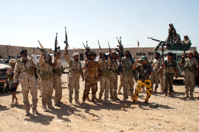 イエメン南東部シャブワのアルカイダから奪取された地域で、武器を構えるイエメン兵。(AP/ファイル写真)