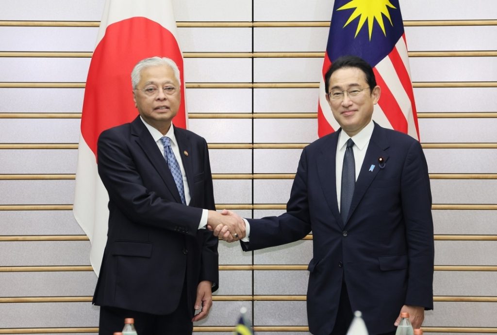 日本の岸田文雄首相とマレーシアのイスマイル・サブリ・ヤアコブ首相。（@MofaJapan_jp /ツイッター）