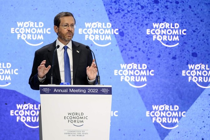 2022年5月25日、ダボスで開催された世界経済フォーラムの年次会議でイスラエルのイツハク・ヘルツォグ大統領が演説する。（AFP）