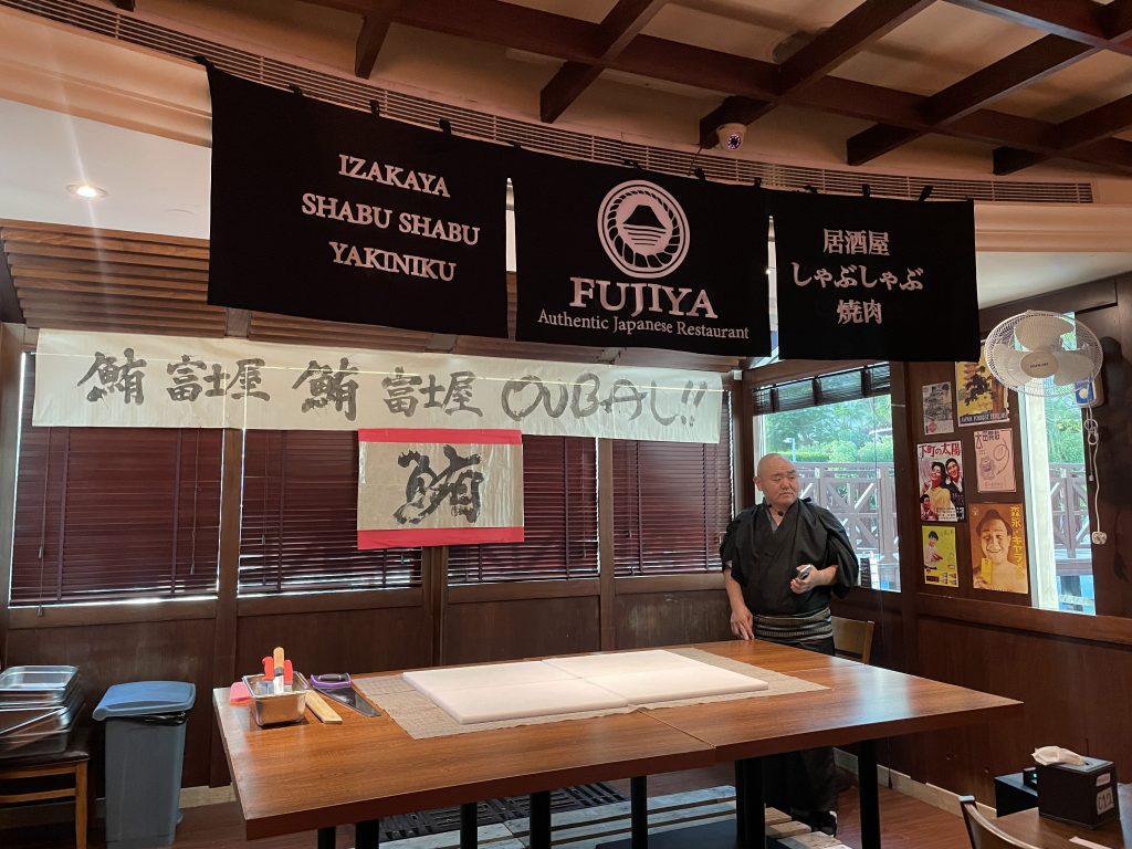 クロマグロは食事客たちの目の前の大きなまな板の上に置かれ、それを料理長が、指定された複数の包丁を使って巧みに切り分けた。(ANJ写真)