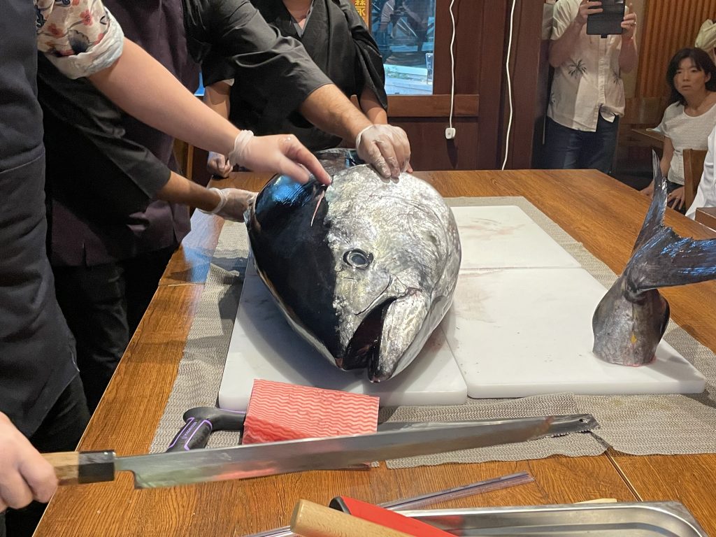 クロマグロは食事客たちの目の前の大きなまな板の上に置かれ、それを料理長が、指定された複数の包丁を使って巧みに切り分けた。(ANJ写真)