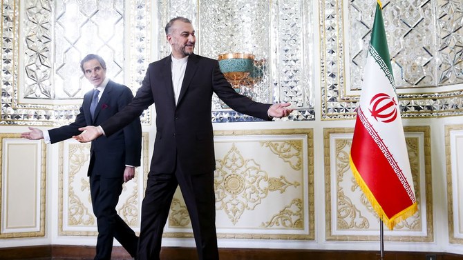 国際原子力機関長官のラファエル・マリアーノ・グロッシー氏とイラン外相のホセイン・アミールアブドッラーヒヤーン氏、イランのテヘランにて。2022年3月5日。（画像　ｹﾞｯﾃｨ）