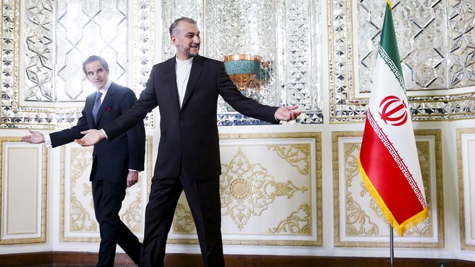 国際原子力機関長官のラファエル・マリアーノ・グロッシー氏とイラン外相のホセイン・アミールアブドッラーヒヤーン氏、イランのテヘランにて。2022年3月5日。(画像 ゲッティ)