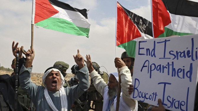 年配のパレスチナ人が2021年10月2日、イスラエルによるヨルダン川西岸地区ヘブロンでの土地没収に抗議した。（AFP）
