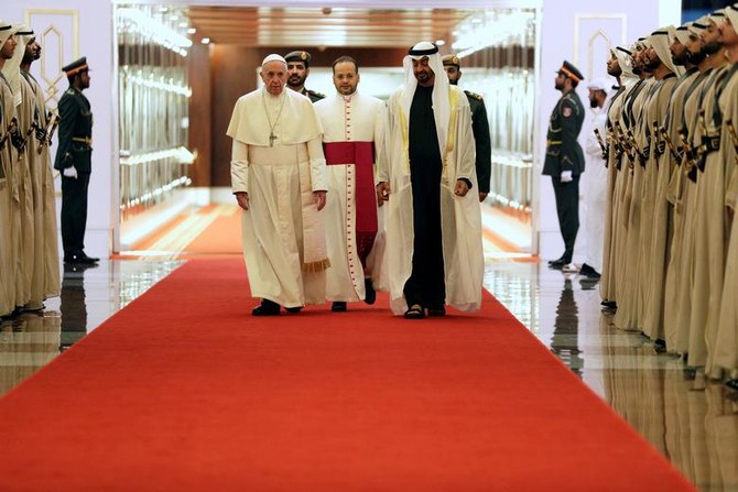 2019年2月3日、アラブ首長国連邦、アブダビでアブダビのムハンマド・ビン・ザーイド・アール・ナヒヤーン皇太子に迎えられるフランシスコ教皇。（ロイター）