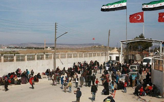 この資料写真では、シリア難民が国境を横断してトルコに向かっている(AFP、資料写真)
