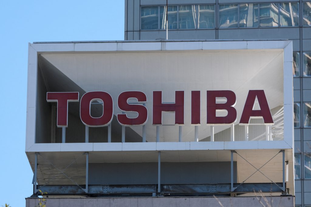 東芝は買収提案を募集すると発表し、10社のパートナー候補が関心を示している。（AFP）