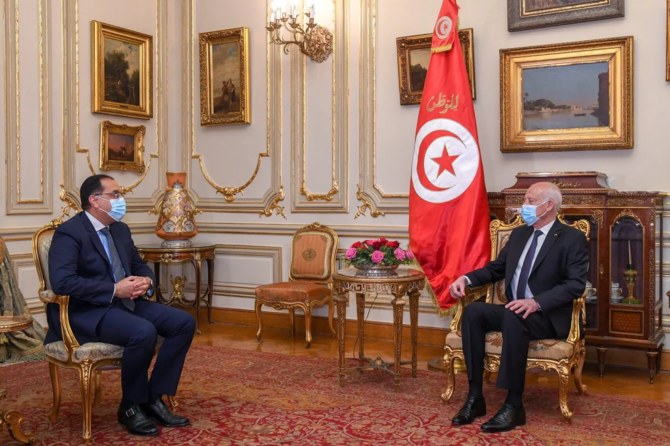 2022年5月13日、チュニスにて、エジプトのモスタファ・マドゥーリー首相（左）とチュニジアのカイス・サイード大統領（右）（大統領府配布資料）