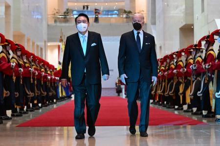 2022年5月21日、韓国の尹錫悦(ユン・ソンニョル)大統領(中央左)とアメリカのジョー・バイデン大統領が公式晩餐会に向けソウルの国立中央博物館に到着した。(AFP)