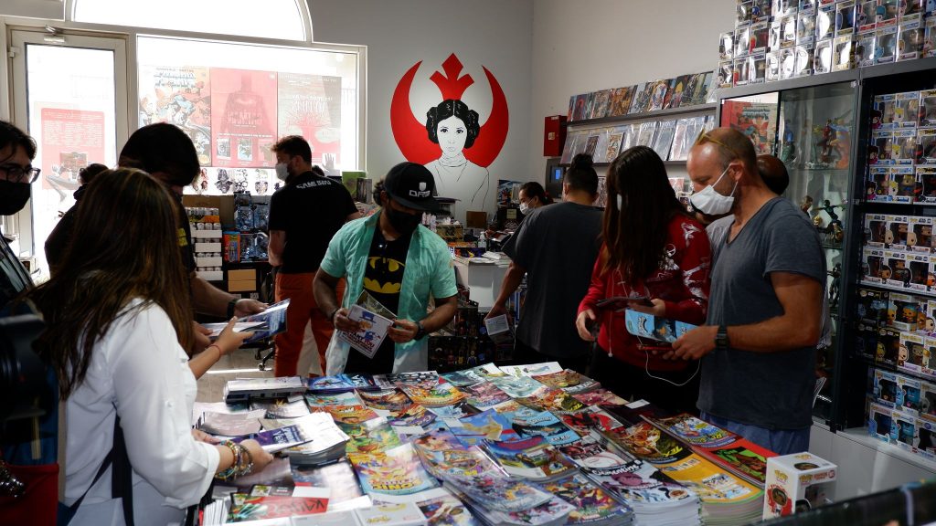 今年のFCBDでは日本のコミックを含む以下のような46以上の作品が無料で配布されている。『怪獣8号』『サカモトデイズ』『ポケモンジャーニー』『ポケモンアドベンチャー：XY』『ワンダンス』および『Black Guard』のサンプル、『ストリートファイター：ブランカ』『ソニック・ザ・ヘッジホッグBloodborne』