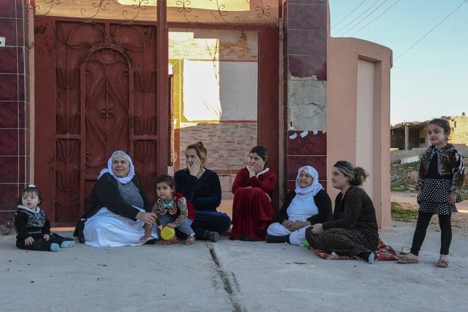 イラク北部の町シンジャールのヤジディ教徒の家族。ヤジディ教徒はクルド語を話す少数民族で、イスラム教徒ではないという理由からダーイシュの迫害を受けた。（AFP）