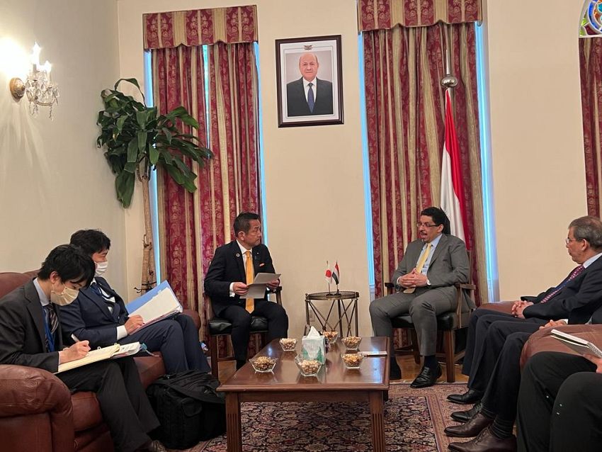 日本の小田原潔外務副大臣（左）とイエメンのビン・ムバラク外相（右）が会談。（SABA）