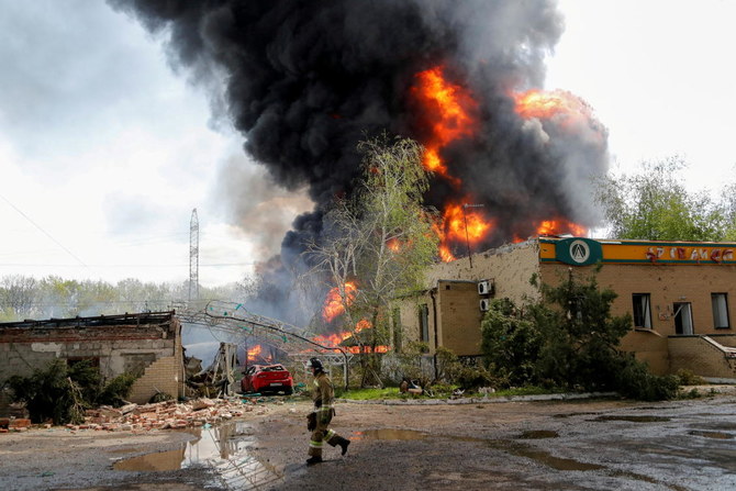 5月4日、ウクライナのドネツク郊外におけるウクライナとロシアの戦闘で、石油貯蔵庫が炎上し、上空に煙が立ち上る。（ロイター）