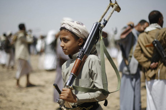 部族の会合でライフルを持つイエメンの少年。イエメン、サナア近郊。（AP/File）