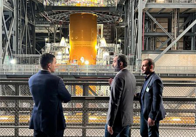 サウジ宇宙委員会のアブドゥラー・アルスワハ委員長率いる代表団が、最近NASAのケネディ宇宙センターのサマーフィールド氏と面会した。(SPA)
