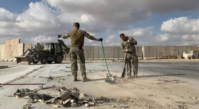 イラク西部のアイン・アル・アサード航空基地で、瓦礫を撤去する米兵。（AFP/資料 写真）