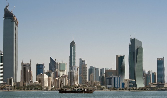 クェート市のスカイラインの前を横切る漁船。2010年9月11日（ロイター）