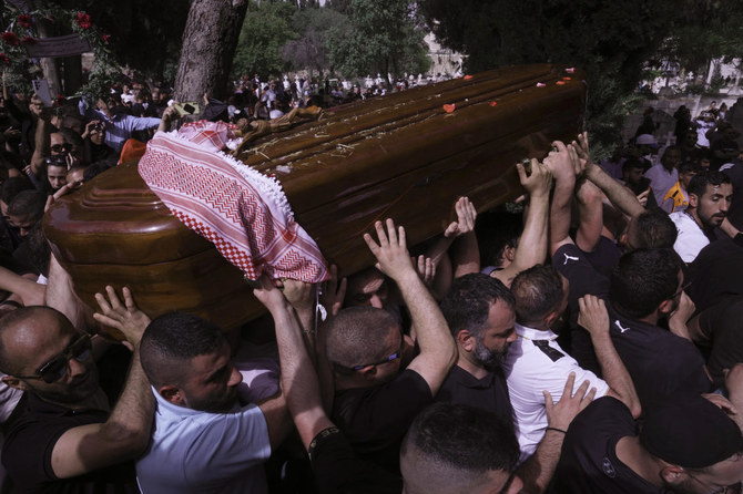 13日、殺害されたアルジャジーラのベテラン記者シリーン・アブアクラ氏の棺をエルサレムの埋葬地まで運ぶ葬儀の参列者。（AP）