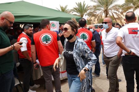 金曜日、議会選挙に投票するためにリヤドのレバノン大使館に到着した女性。（AFP）