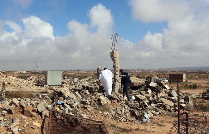 リビア首都トリポリの西にある町アルゴワリシュで破壊された建物のがれき。（AFP）
