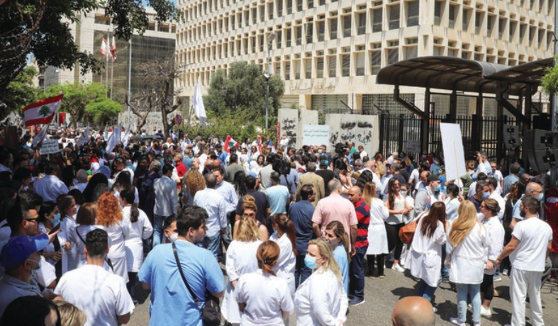 26日、医療従事者らがベイルートのレバノン中央銀行前で抗議活動に参集。病院の現金取引を規制しているとして銀行を非難している。（ロイター）